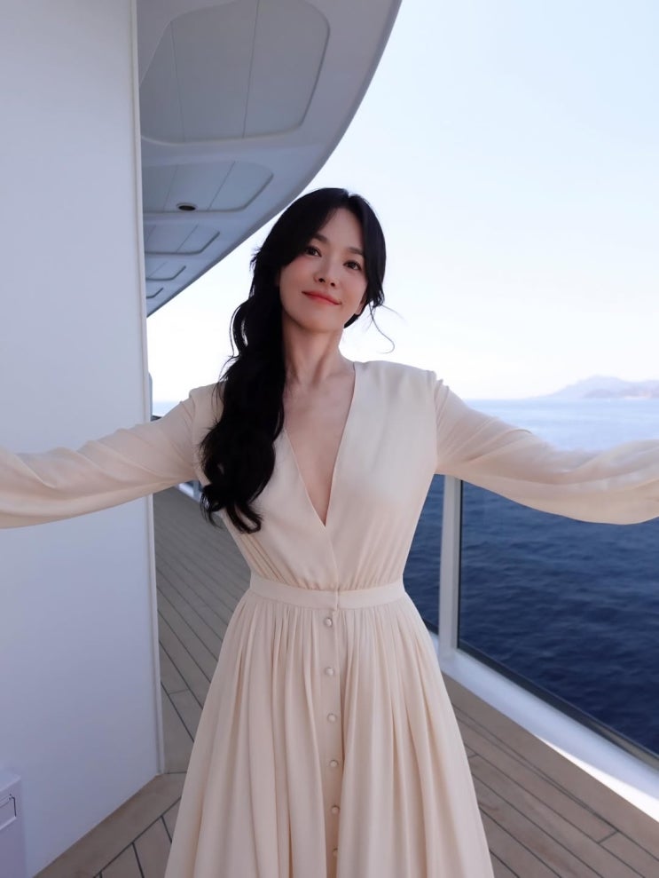  그냥 너무 예쁘잖아!? 감탄 부르는 송혜교 지중해 크루즈 여신룩