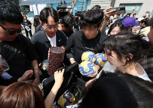 <b>시위</b>' 핸드볼 대표팀 등 상대 강요·폭행 수사... "<b>불법행위</b> 엄정... 