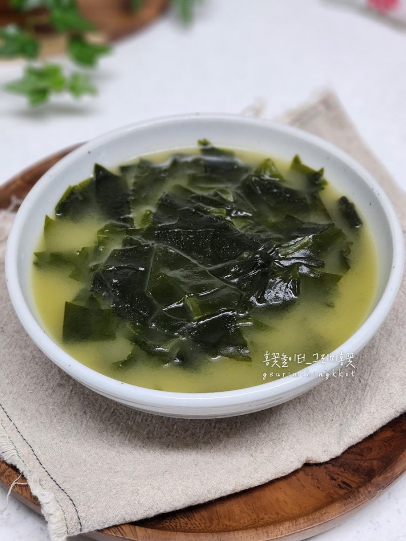 염장 미역과 사골곰탕으로 사골미역국 끓이기 고기 없이도 맛있는 간단한 국 종류
