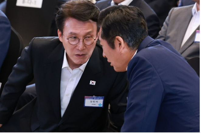 <b>정청래</b> 사퇴론 격화…<b>김민석</b> 측 “당권은 짧다” <b>직격</b>, 민주당... 
