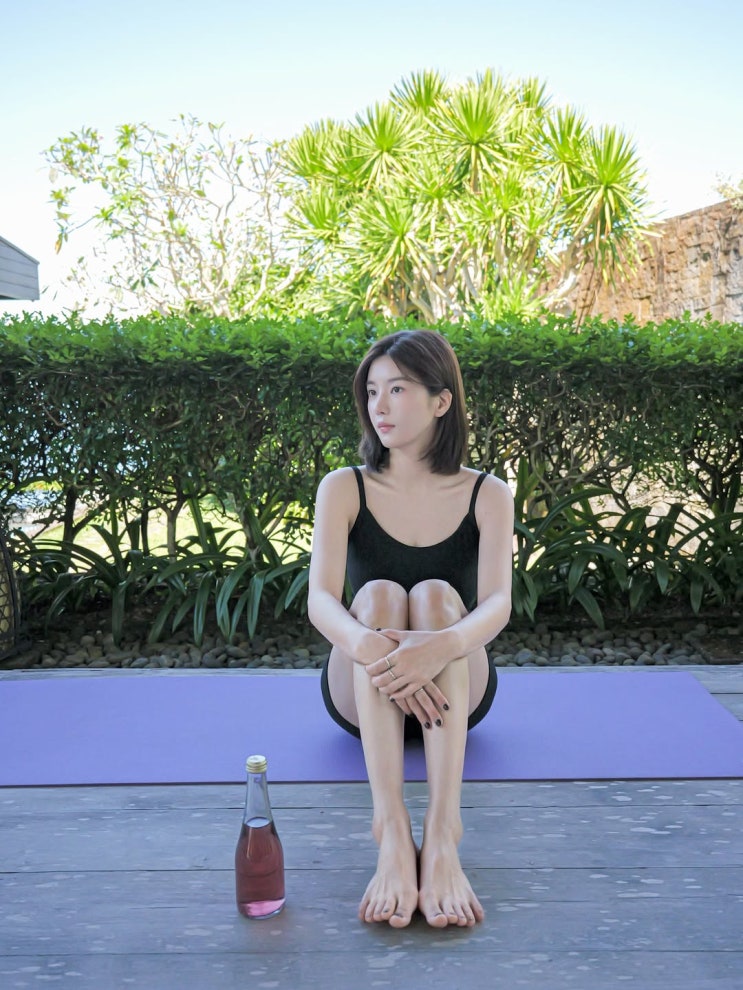  무결점 요가룩의 권은비 칼단발, 여름 인기 스타일로 완성한 썸머퀸 아우라