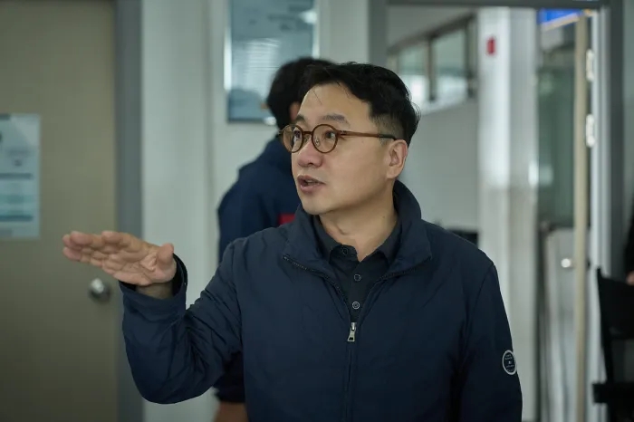 육사오 흥행시킨 박규태 감독, <b>남편들</b>도 통할까, 같은 웃음... 