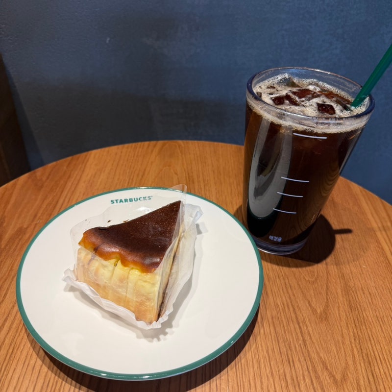 찐득한 스타벅스 바스크 초코 치즈 케이크 칼로리는? 아메리카노 그란데 꿀조합 리뷰(영양성....