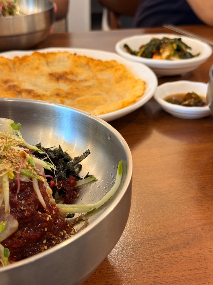  [춘천 맛집] 막국수 위에 새싹채소가 산처럼? 자가제면의 근본을 보여준 팔도막국수 명태회와 감자전 조합 