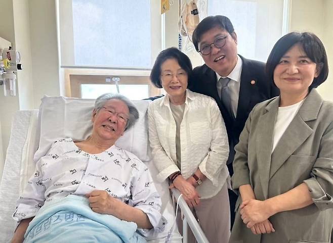 <b>최휘영 문체부장관</b> 디스크 수술받은 최불암 문병...K컬쳐... 