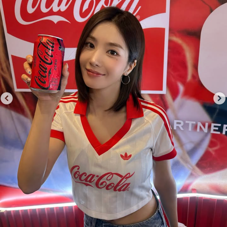  붉은 악마 코디 정석! 권은비 월드컵 태극기 패션 (아디다스 티셔츠, 청치마)