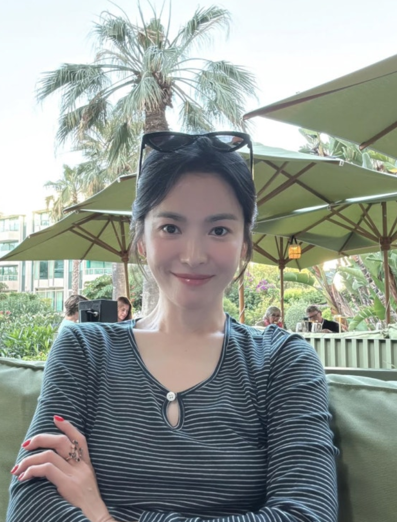 ✨ 송혜교 근황 화제, 과감한 패션도 완벽 소화한 이유는