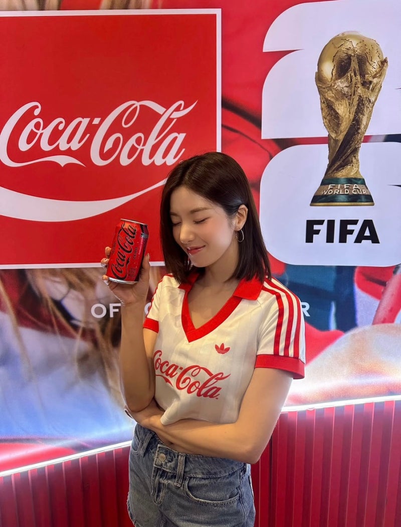 권은비 월드컵 응원룩｜아디다스 코카콜라 크롭 저지 가격부터 미우미우 부츠까지