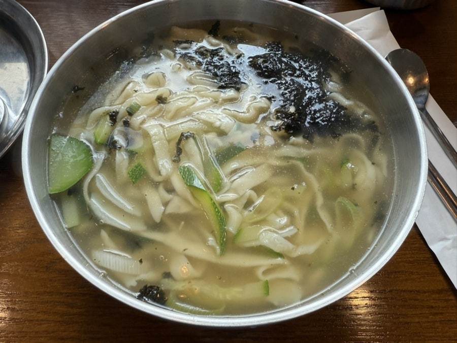 돌고래손칼국수 위례점 사진 1