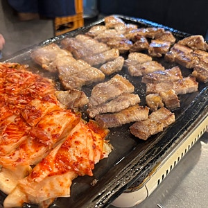 [서울/합정역] 김치도 맛있고 삼겹살도 맛있어서 두 배로 맛있는: 신김치생삼겹살