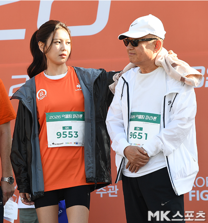 수영, 정경호 결별 후 첫 공식석상 곁에 선 사람은 아버지였다