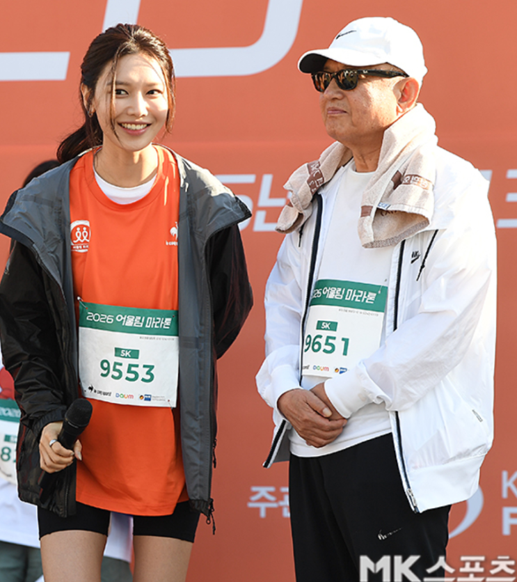   수영, 아버지와 함께한 마라톤 현장…관심 모인 공식석상 모습