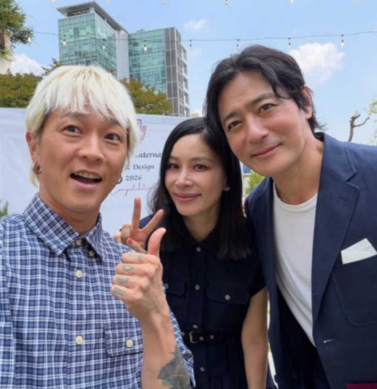   장동건·고소영 졸업식 포착, 오랜만에 공개된 근황에 시선 집중