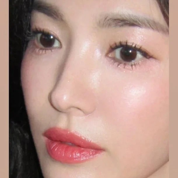 송혜교 초근접 줌인에도 굴욕 없는 피부, 40대 믿기지 않는 독보적 비주얼 화제