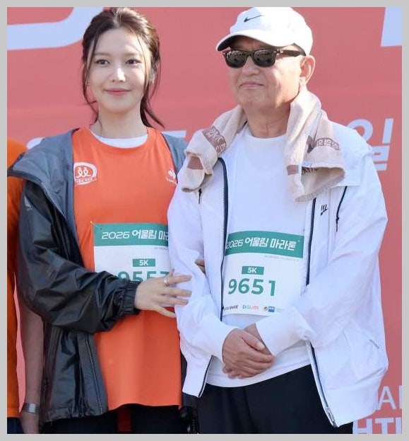 최수영, 정경호와 14년만 결별 후 시각장애인 父와 마라톤 첫 공식석상 등장