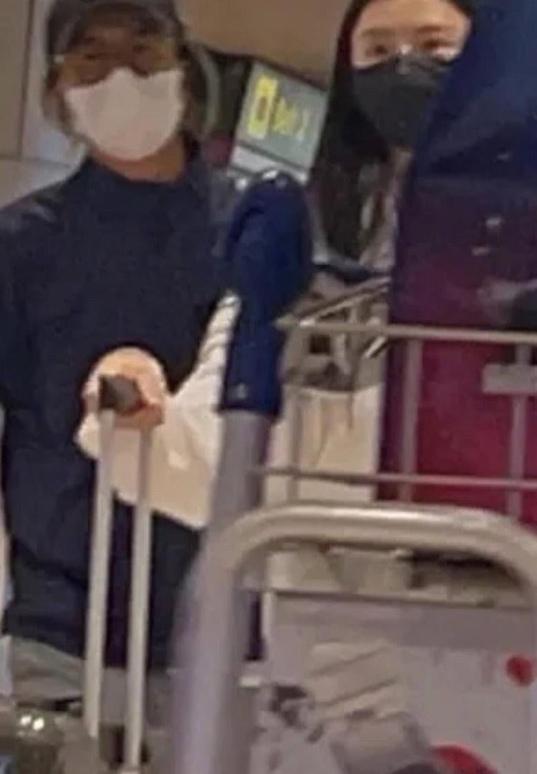 "장발에 백발된 왕자님" 배용준 박수진 싱가포르 포착, 박신혜 가족 동행