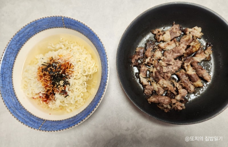 집에서 쉽게 만드는 물비빔냉면 비빔면에 냉면육수 추가 물비빔냉면 완성 우삼겹과 함께