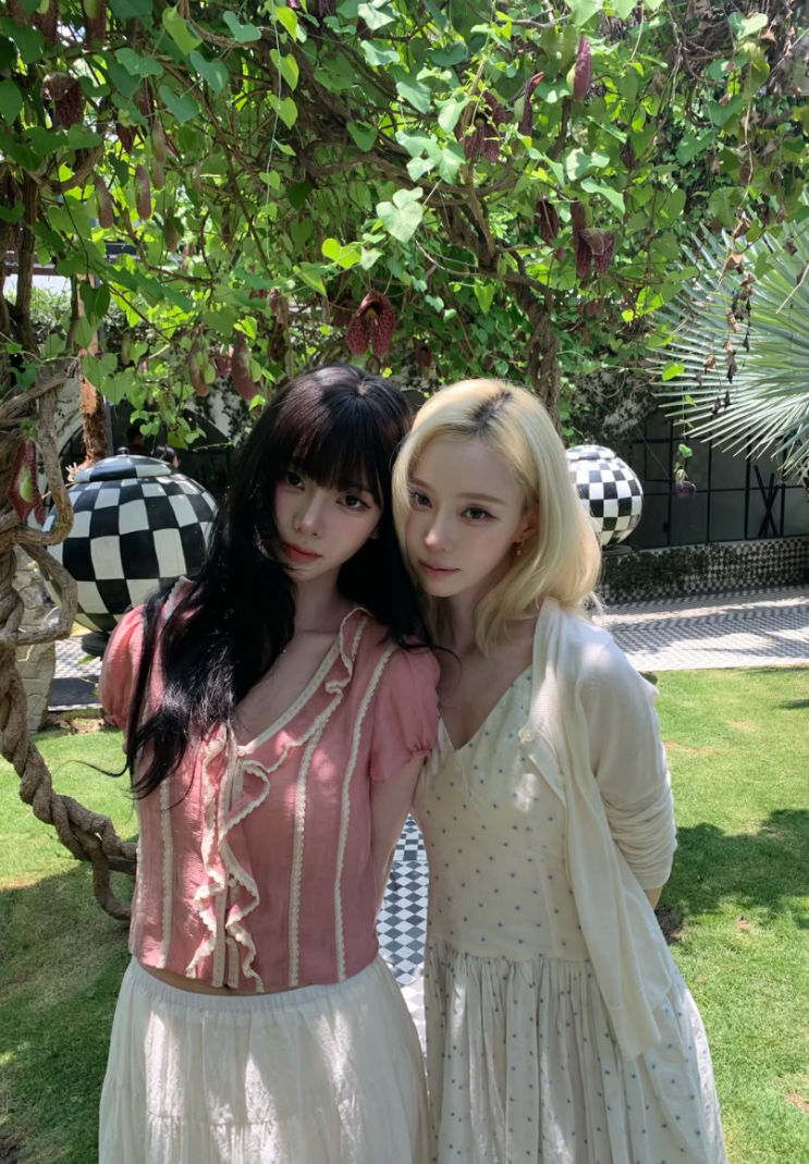  [셀럽패션] 윈터와 함께한 카리나, 청춘 영화 같은 인스타 사진들