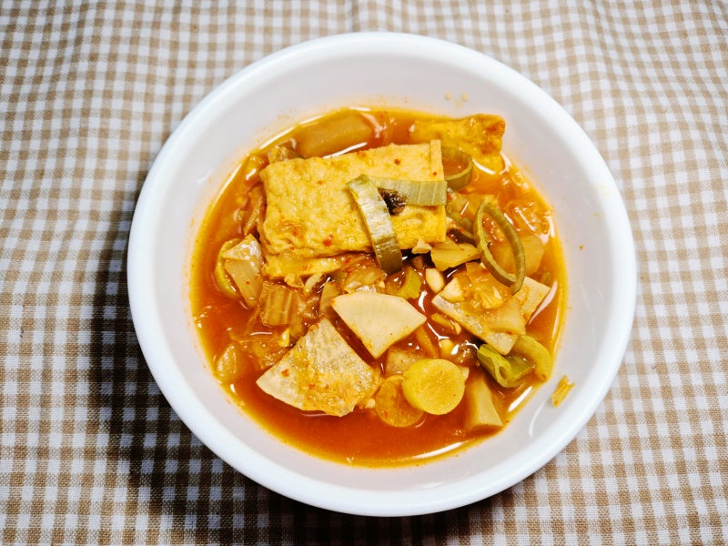 김치 어묵탕 레시피 신 김치와 액젓으로 깊고 칼칼한 맛을 낸 국물 요리