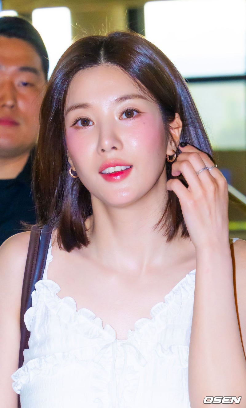권은비 중단발 스타일로 워터밤 여신에서 축구장 여신까지, 거지존도 예쁜 비주얼은 결국 자....
