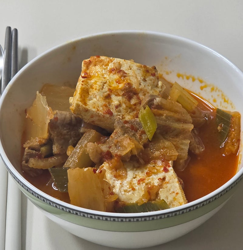 돼지김치찌개 만드는 법 (2인분) (쉽고 간단한 레시피)