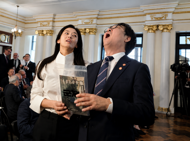"<b>군체</b>' <b>500만</b> 관객 <b>돌파</b> 축하 전지현 좀비 포즈 사진 공개한... 
