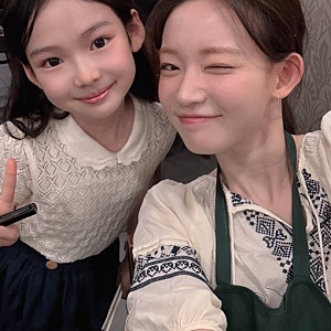 260612 최윤지 자수 블라우스 에스닉 테슬 탑 인스타 착장 옷 정보