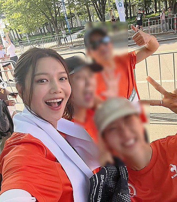  “결별 아픔 뒤에도 묵묵히”… 수영, 아빠와 함께한 ‘뜻깊은’ 어울림 마라톤