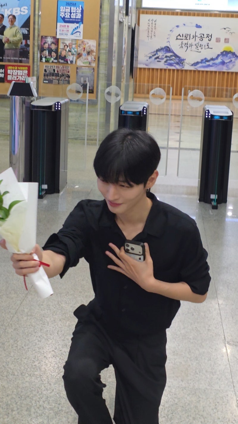 2026 생일선물로 윤지성한테 장미꽃 받음 - 260514 KBS 볼륨을높여요 오픈스튜디오