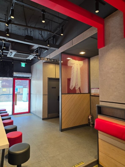 KFC Konkuk Univ. Entrance Station Restroom — photo 1
