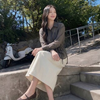  여성의 세련됨을 완성하는 스트랩 디테일 셔츠 - 로엠 RMYWG25NT1