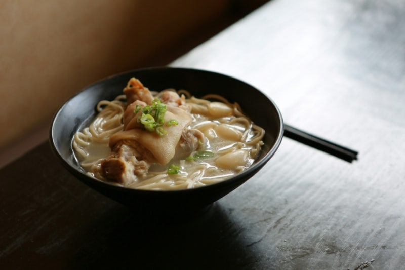 진한 국물의 매력! 닭칼국수 만들기 + 칼로리 & 영양정보 총정리