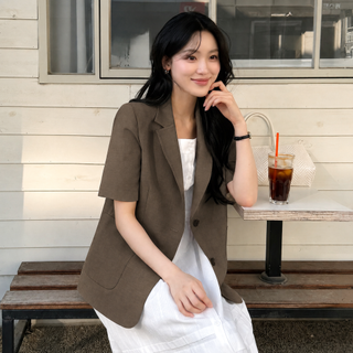  클라비스 반팔 테일러드 자켓 - 시대를 초월하는 슬림 실루엣과 구조적 디자인