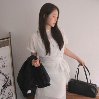  여성 의류 셋업 - 크링클 모크넥 블라우스와 스커트 구성 상세 분석