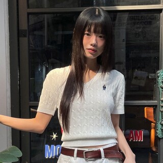  스티브 V넥 케이블 반팔 스웨터 - 섬세한 짜임과 실루엣 정보
