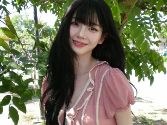 aespa カリナのピンクブラウスコーデが清純美を爆発させた理由（ft. 夏の彼女ルックの定番）