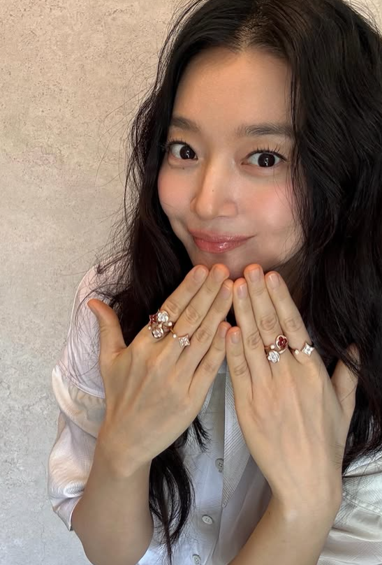 "처음엔 아무것도 안 바른 줄 알았다" 신민아 손톱을 보고 다들 놀란 이유… 화려한 네일보다....