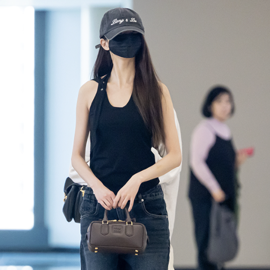 공항 태도, 장원영 출국 심사 민원 논란