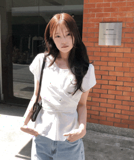  로라 여름용 랩 블라우스 - 시원함과 실루엣을 살리는 디자인 분석