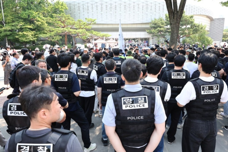경찰, <b>잠실 개표소</b> 시위 현장에 <b>진입</b> 시도... 2시간째 시위대와... 