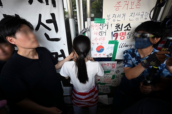 <b>잠실 개표소</b> 봉쇄 11일째…체육단체 <b>진입</b>, 시위자 1명에 막혀... 