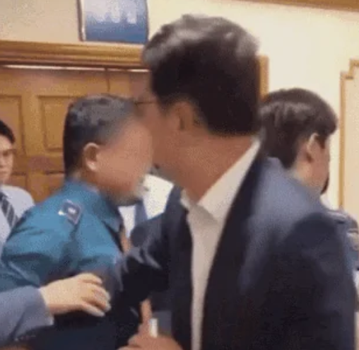 충돌"… <b>신동욱</b> <b>의원</b> 폭로 영상에 <b>국회</b>-경찰 긴장감 최고조