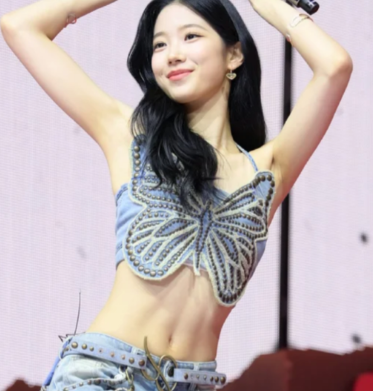 "7분이면 복근 완성".. 22세 르세라핌 카즈하가 선명한 11자 복근을 유지하는 초간단 운동 루틴....