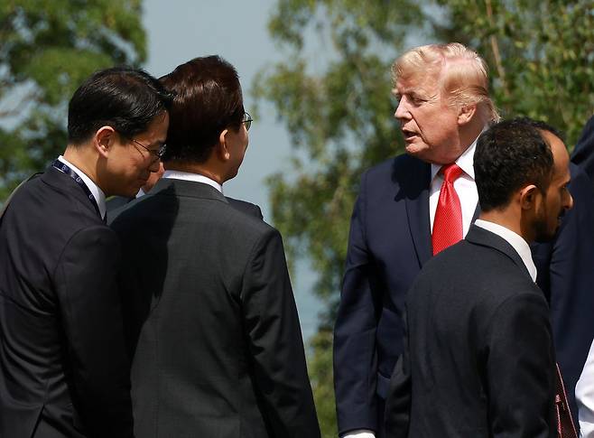 <b>이재명 G7 정상회의</b> 참석...트럼프와 30초간 인사 나눠, 30초도... 