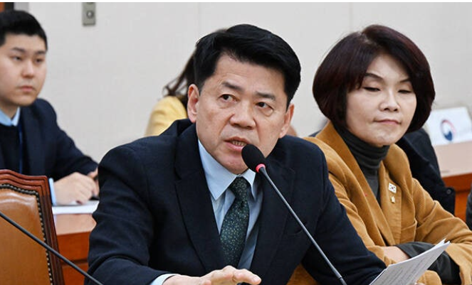 [긴급속보] <b>조국혁신당</b> 새 원내<b>대표</b> 김준형 <b>선출</b>…민주당 합당... 