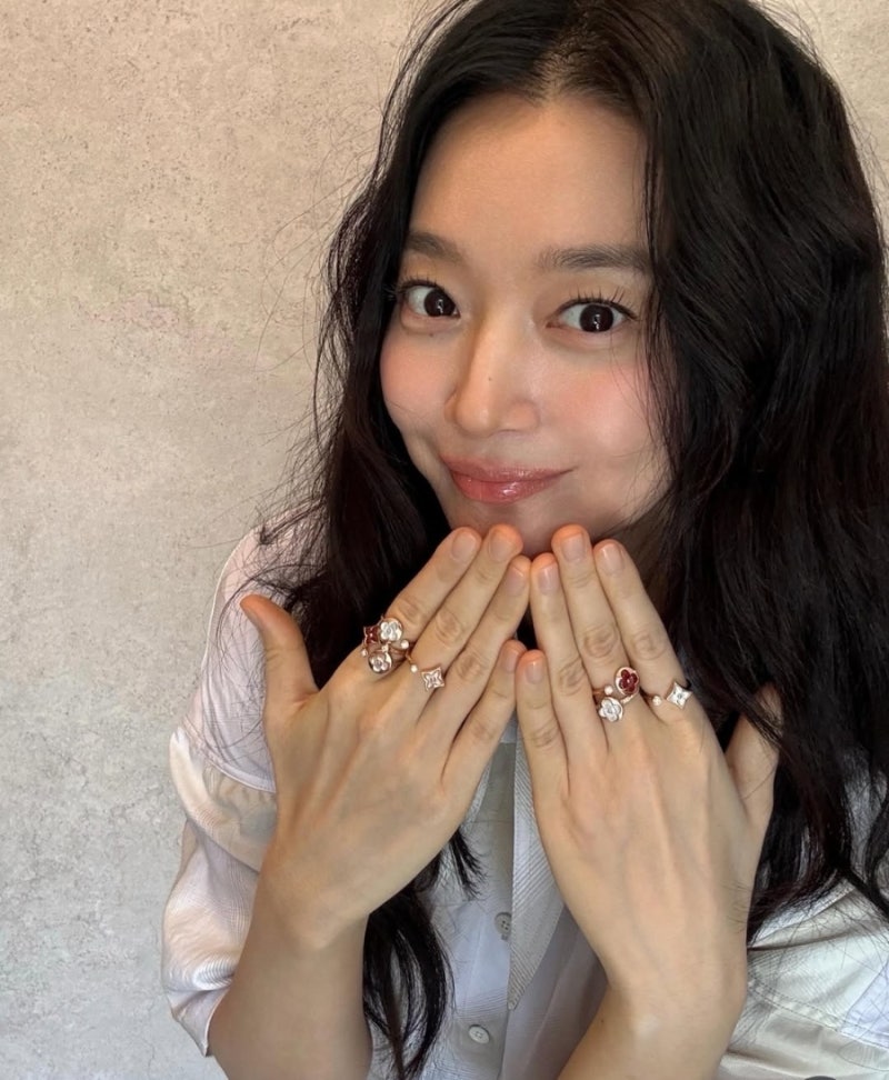 신민아 민낯 네일 트렌드, 요즘 부자들이 손끝을 꾸미는 방식