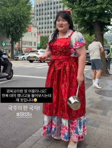 한국 떠났던 이국주, 길거리 새빨간 패션 소화 포착 “한복 대여 아닌 내 옷”