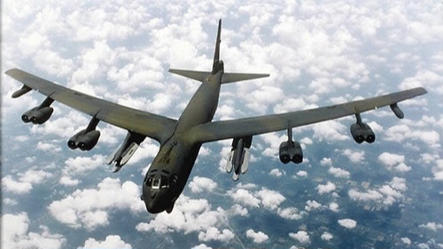 <b>미</b> 공군 <b>B-52</b> 폭격기 캘리포니아 공군기지서 <b>추락</b>, 8명 전원... 