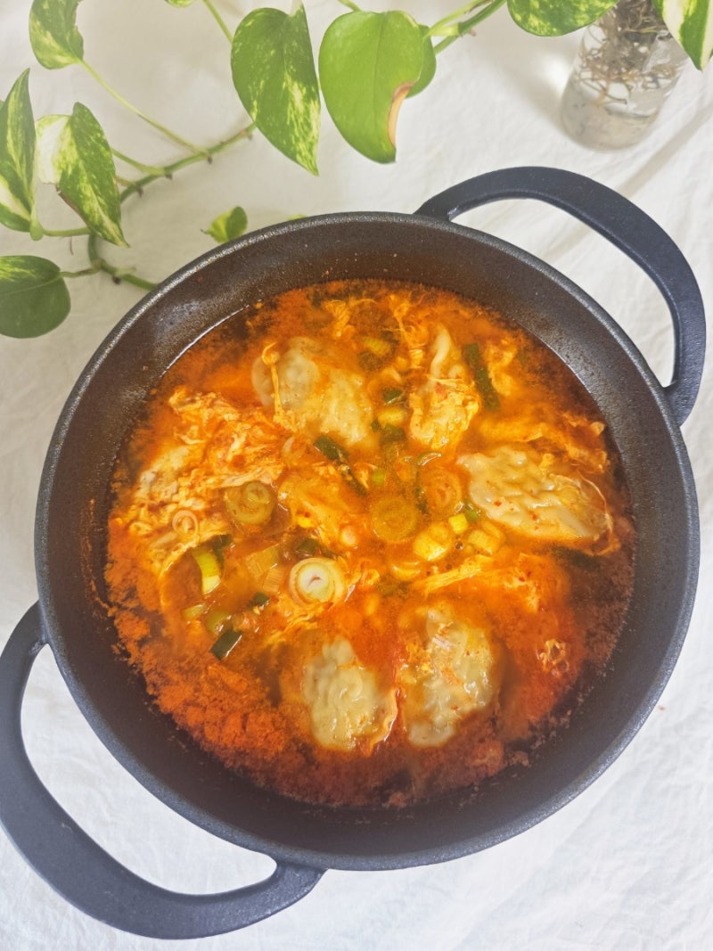 냉동만두 얼큰 만두국 레시피 시원 칼칼한 해장 만두국 끓이기 자취요리