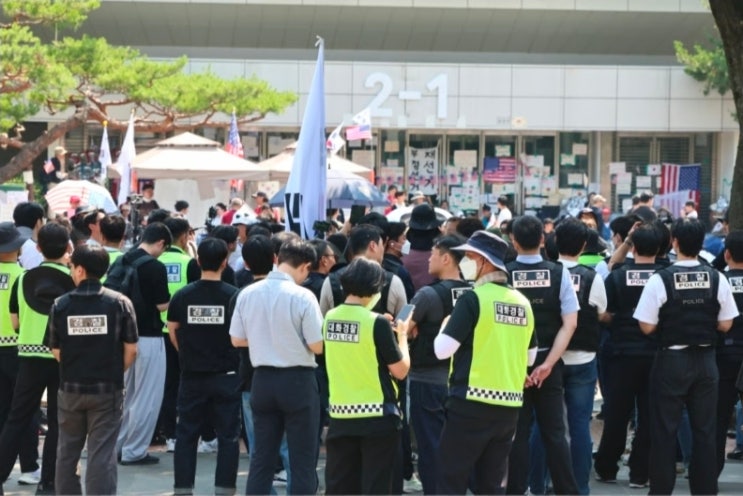 [단독] 경찰, <b>잠실 개표소</b> 현장에서 시민 <b>폭행</b>한 남성 검거